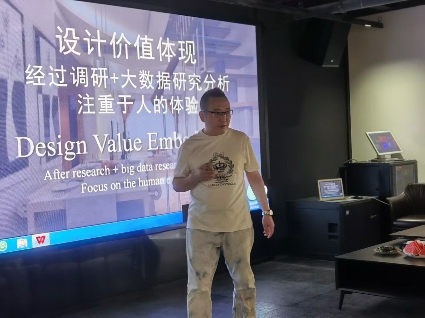 劉擁軍先生受邀參加重慶外語外事學(xué)院設(shè)計交流講座